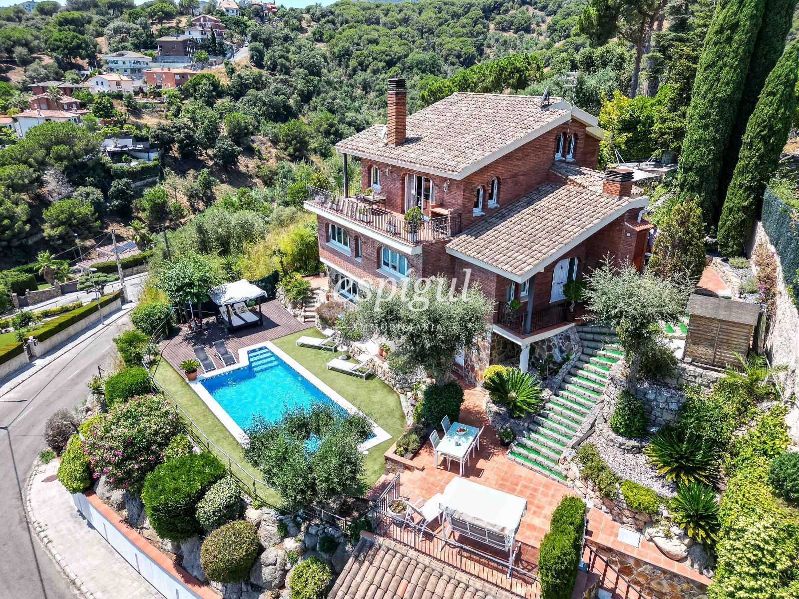 Vista exterior de Casa o xalet en venda en Alella amb Calefacció, Jardí privat i Terrassa