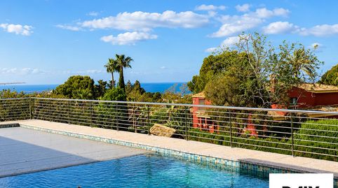 Elviria, Marbella Este. Esta espectacular propiedad ofrece 5 dormitorios, amplias zonas de estar de concepto abierto, piscina clim