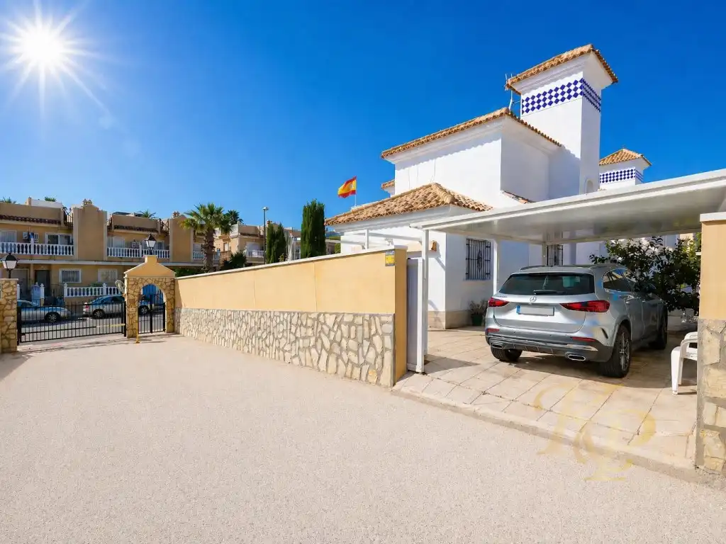 Vista exterior de Casa o chalet en venta en Orihuela con Aire acondicionado, Jardín privado y Piscina