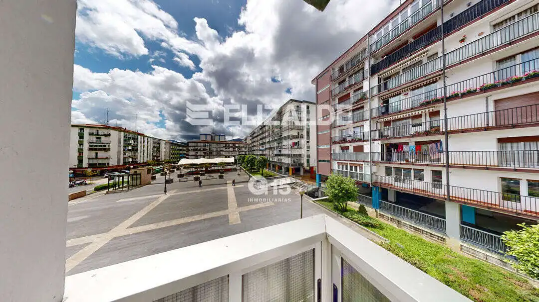 Vista exterior de Piso en venta en Lasarte-Oria con Balcón