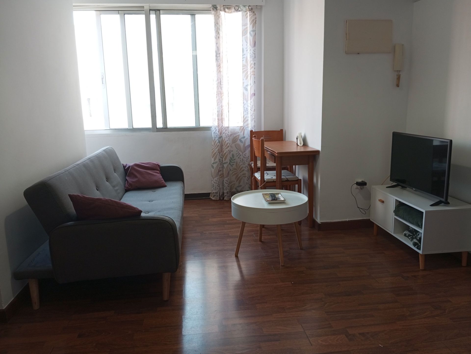 Sala d'estar de Apartament de lloguer en Vigo  amb Calefacció, Parquet i Moblat