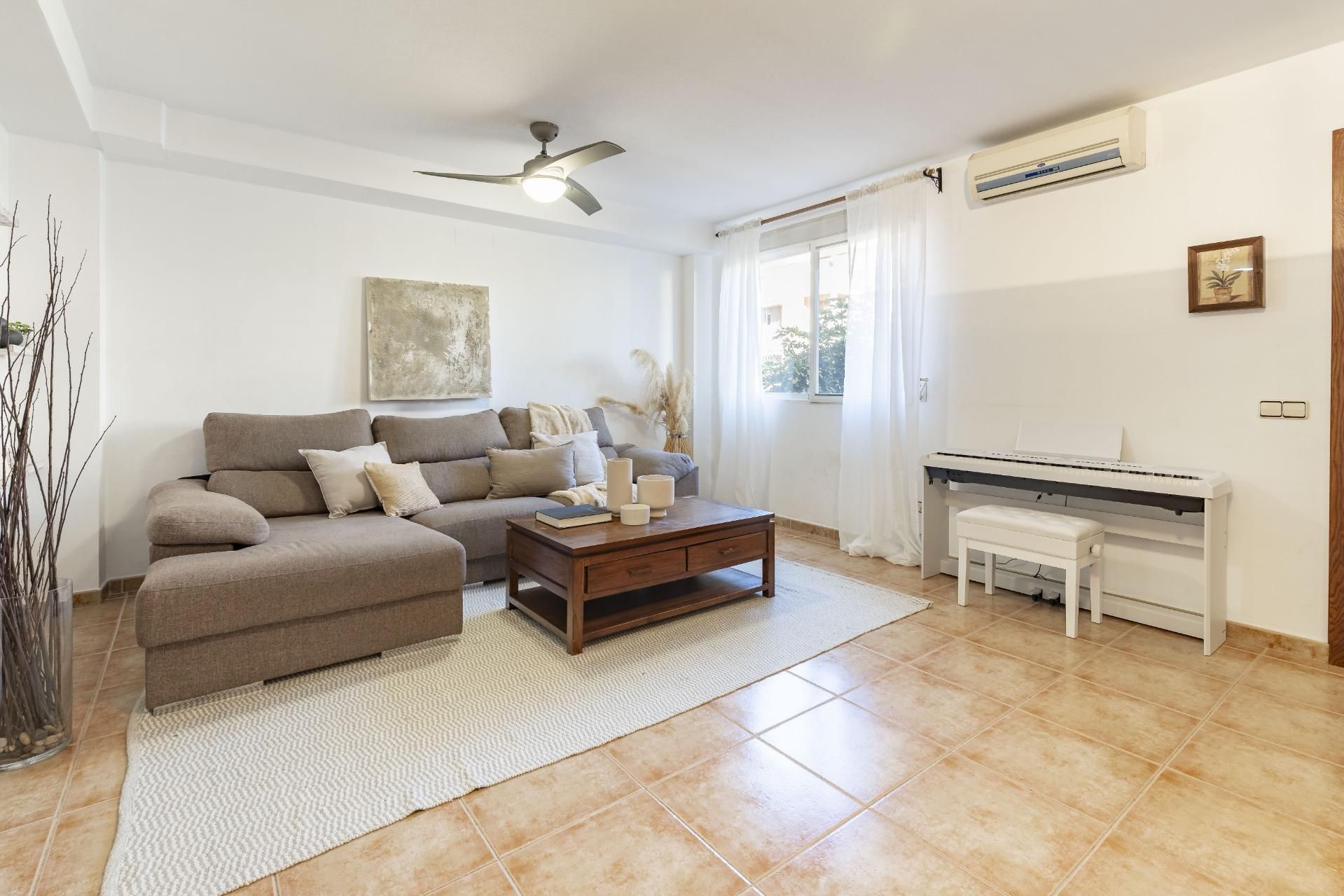 Sala d'estar de Casa adosada en venda en San Antonio de Benagéber amb Aire condicionat, Calefacció i Jardí privat