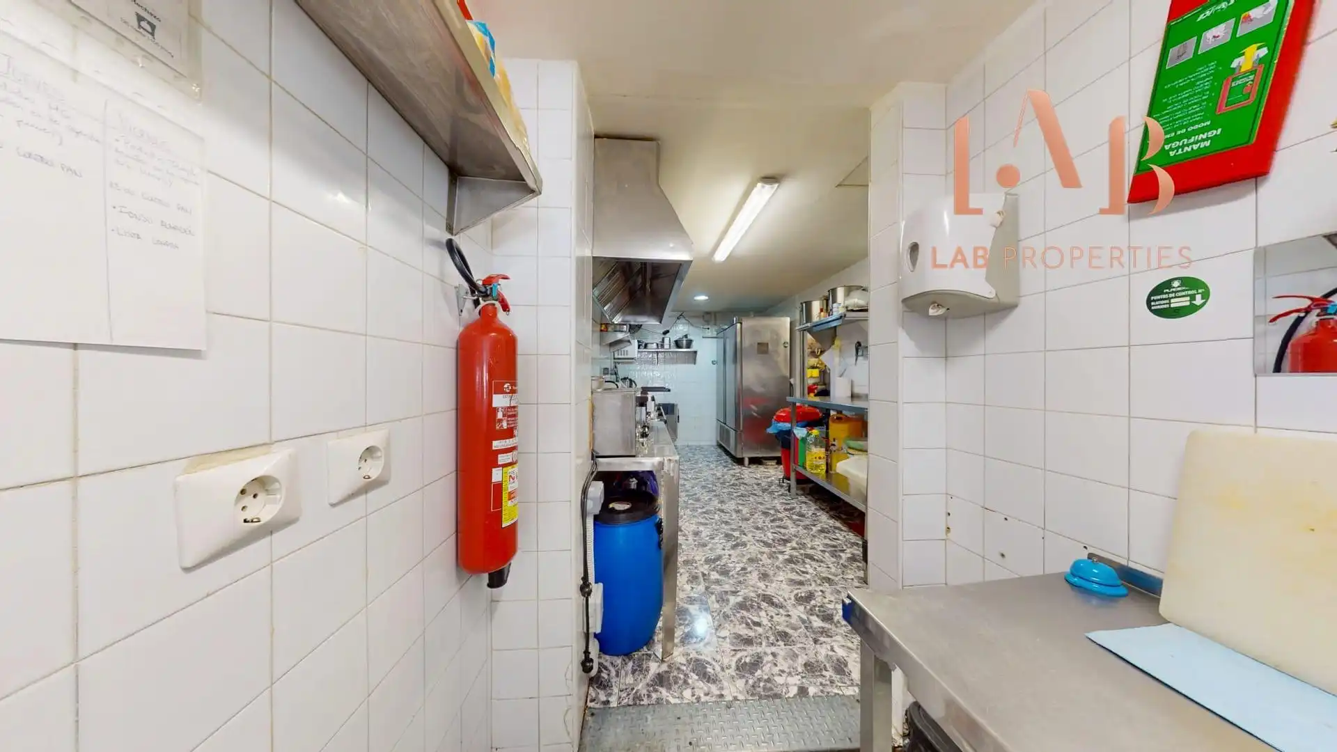 Cuina de Local de lloguer en  Palma de Mallorca amb Aire condicionat i Moblat