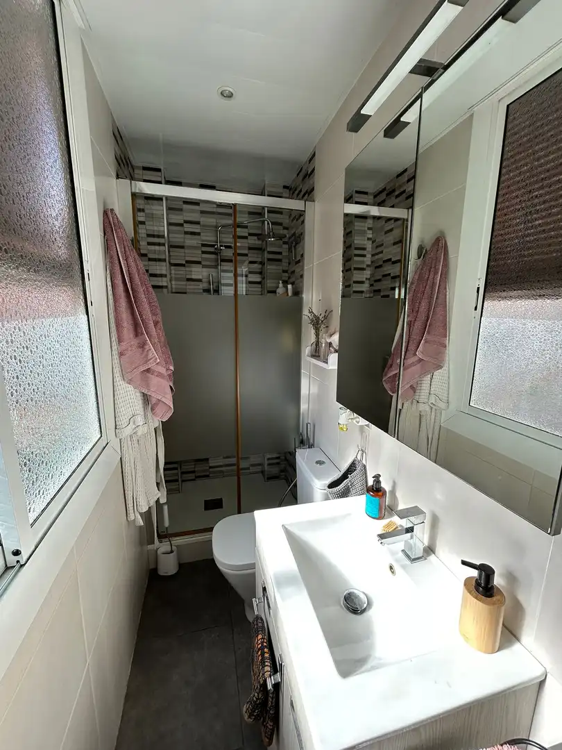Bathroom of Flat for sale in L'Hospitalet de Llobregat  with Balcony