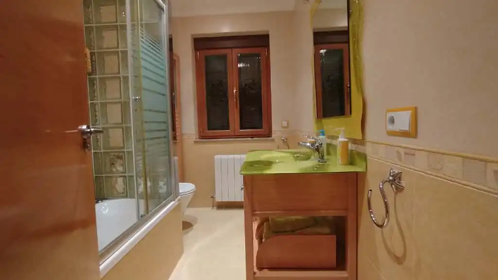 Bany de Casa o xalet en venda en Villamayor amb Calefacció, Jardí privat i Terrassa