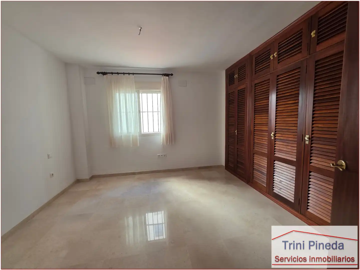 Schlafzimmer von Wohnung zum Verkauf in Sevilla mit Ofen und Waschmaschine