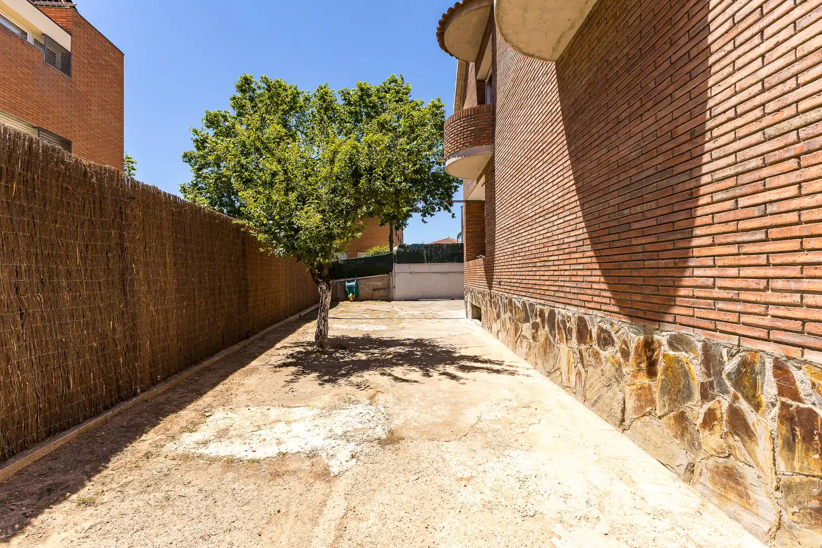 Vista exterior de Casa o xalet en venda en Viladecans amb Calefacció, Jardí privat i Terrassa