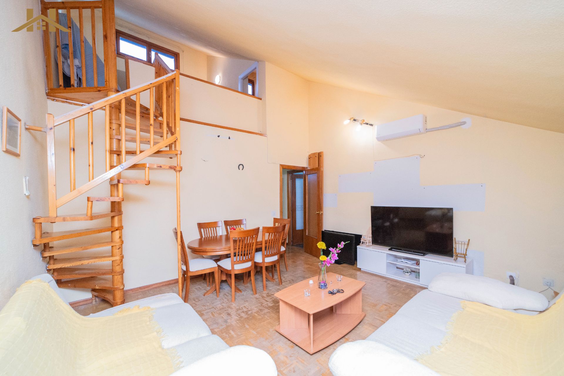 Sala d'estar de Dúplex en venda en Villa del Prado amb Aire condicionat, Parquet i Terrassa