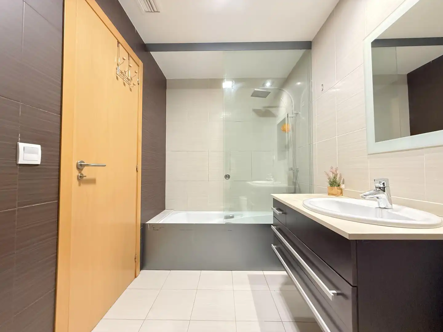 Badezimmer von Erdgeschoss zum Verkauf in Gandia mit Terrasse und Balkon