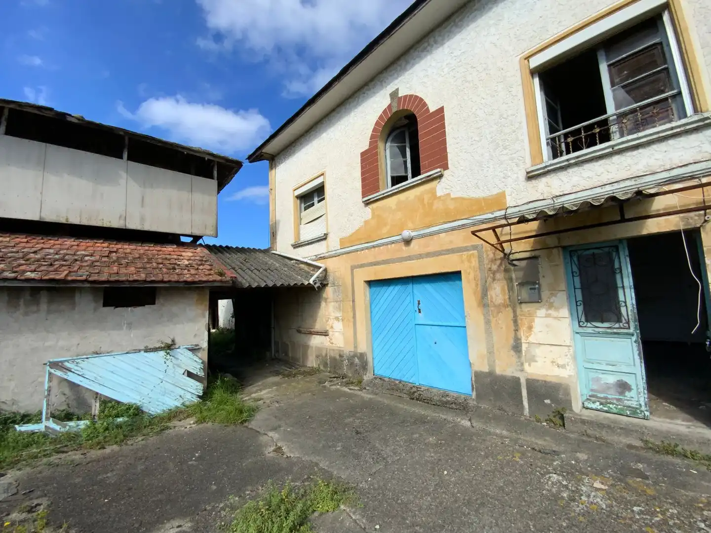 Vista exterior de Casa o xalet en venda en Valdés - Luarca amb Terrassa i Piscina