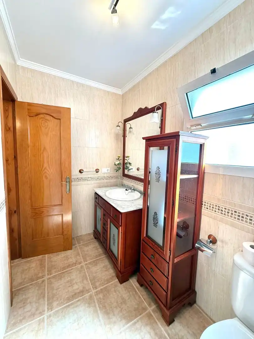 Baño de Casa adosada en venta en Frigiliana con Aire acondicionado, Jardín privado y Trastero