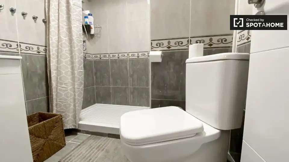 Baño de Piso de alquiler en Mislata con Aire acondicionado, Calefacción y Amueblado