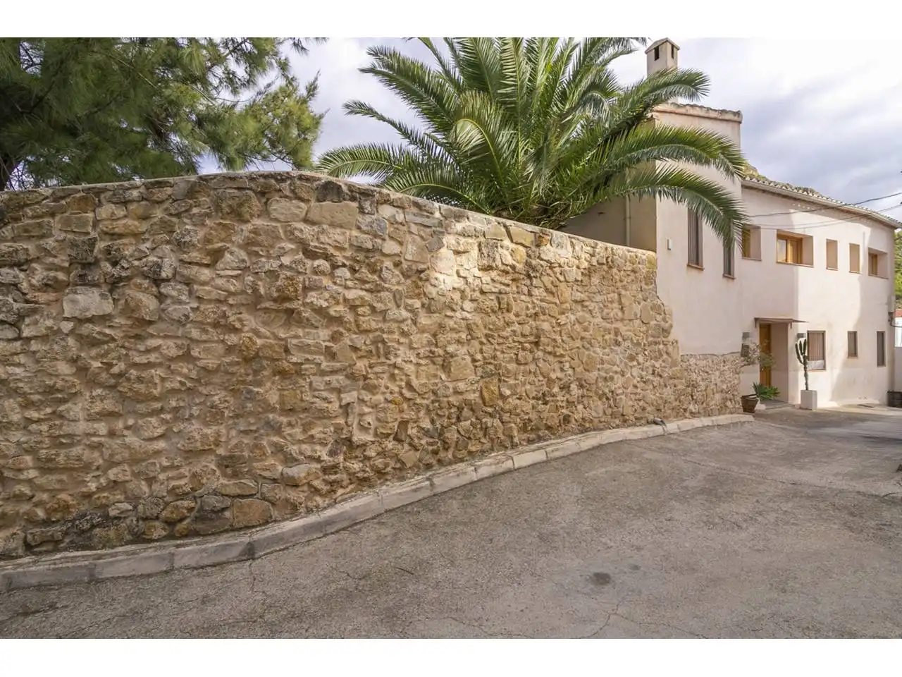 Vista exterior de Casa o xalet en venda en Chulilla amb Aire condicionat, Calefacció i Jardí privat