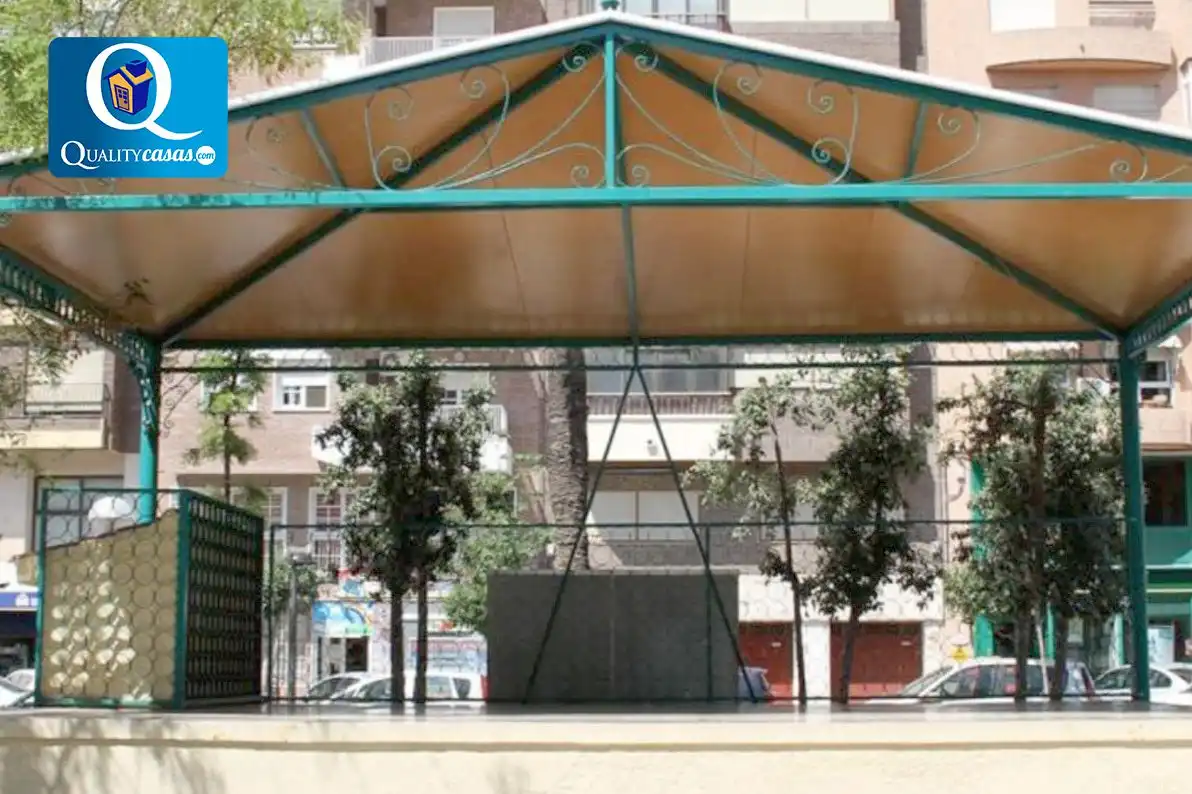 Vista exterior de Casa o xalet en venda en Alicante / Alacant amb Aire condicionat, Terrassa i Balcó