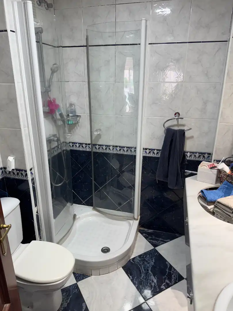 Bathroom of Flat for sale in Sevilla  with Air Conditioner, Heating and Terrace