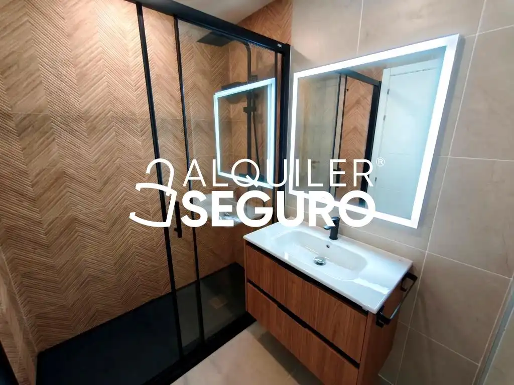 Bathroom of Flat for rent in Móstoles  with Air Conditioner, Heating and Terrace