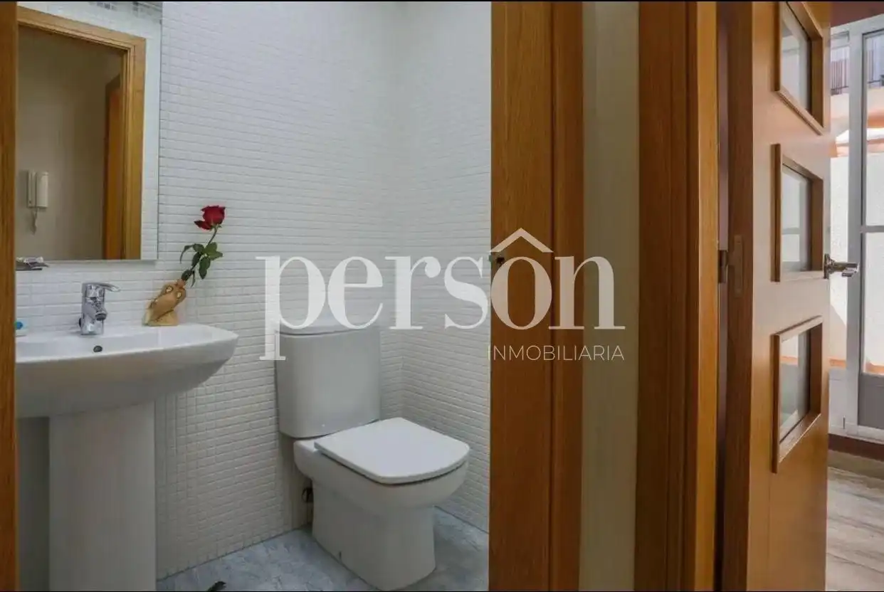 Badezimmer von Einfamilien-Reihenhaus zum Verkauf in Moncada mit Klimaanlage, Privatgarten und Terrasse