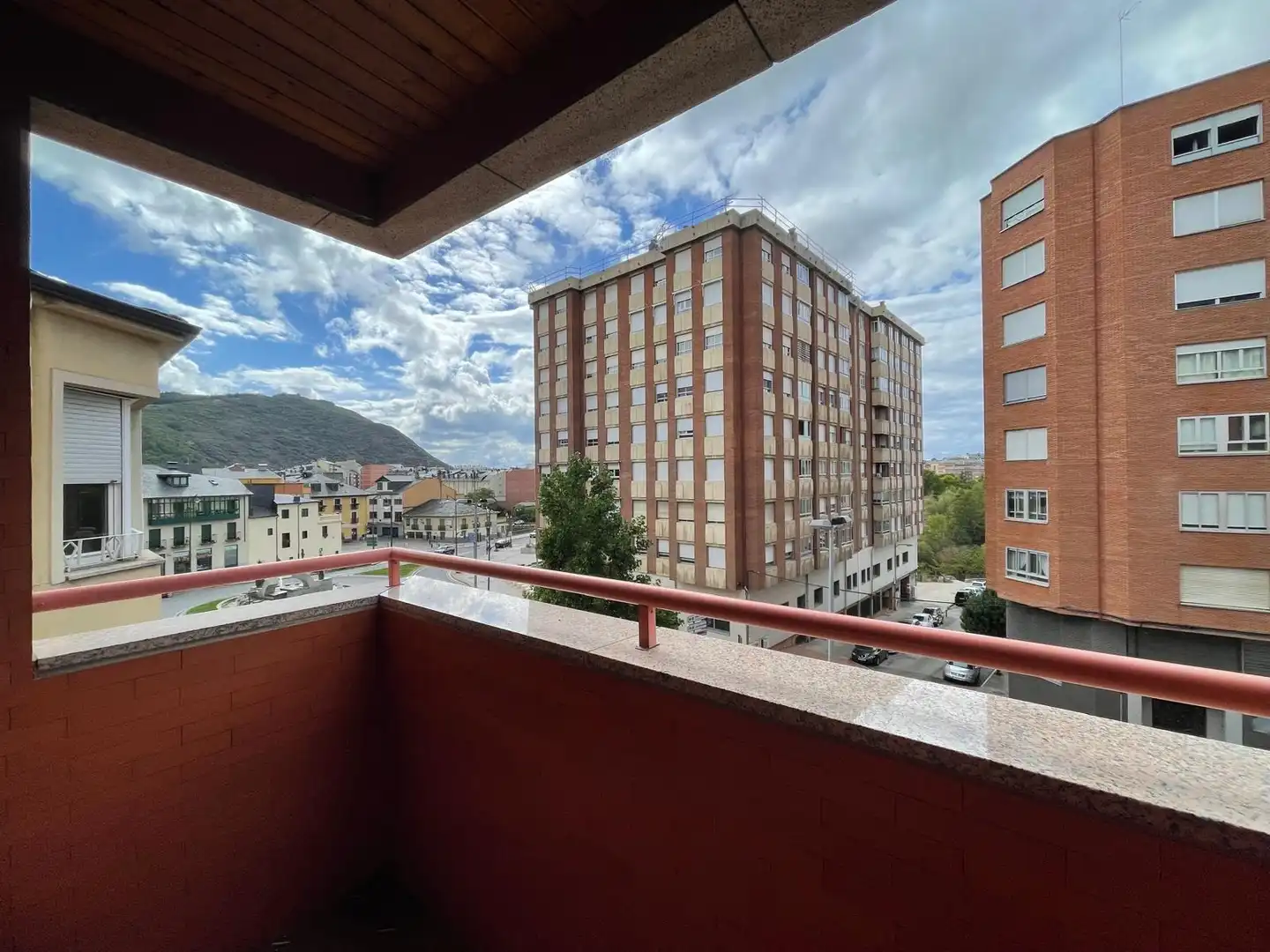 Vista exterior de Piso en venta en Ponferrada con Calefacción, Terraza y Trastero