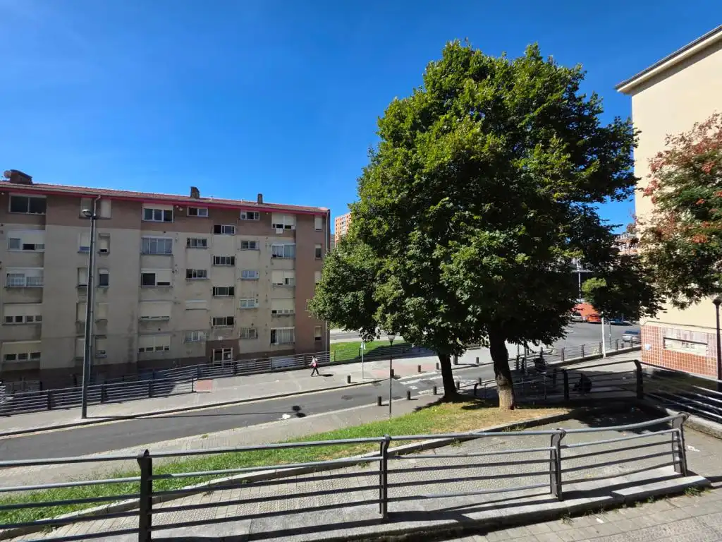 Vista exterior de Pis en venda en Otxarkoaga - Txurdinaga