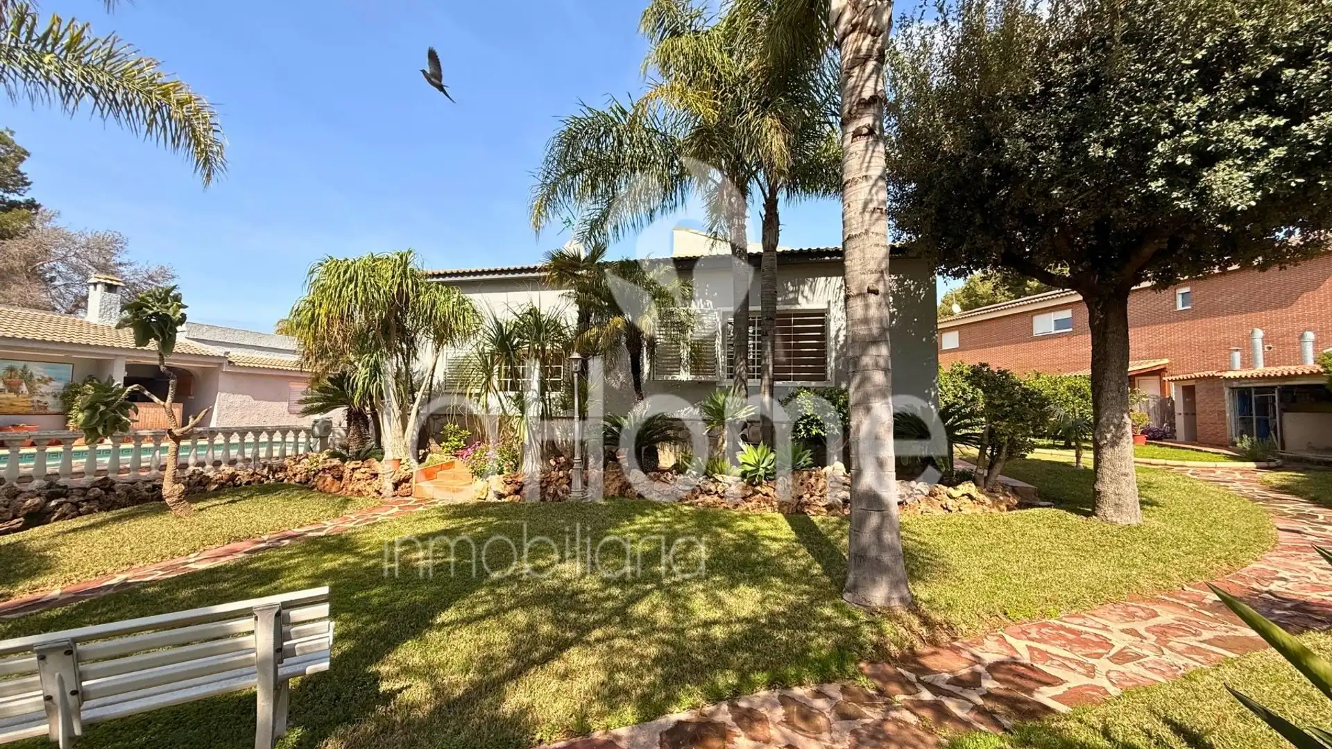 Vista exterior de Casa o xalet en venda en Paterna amb Aire condicionat, Calefacció i Jardí privat