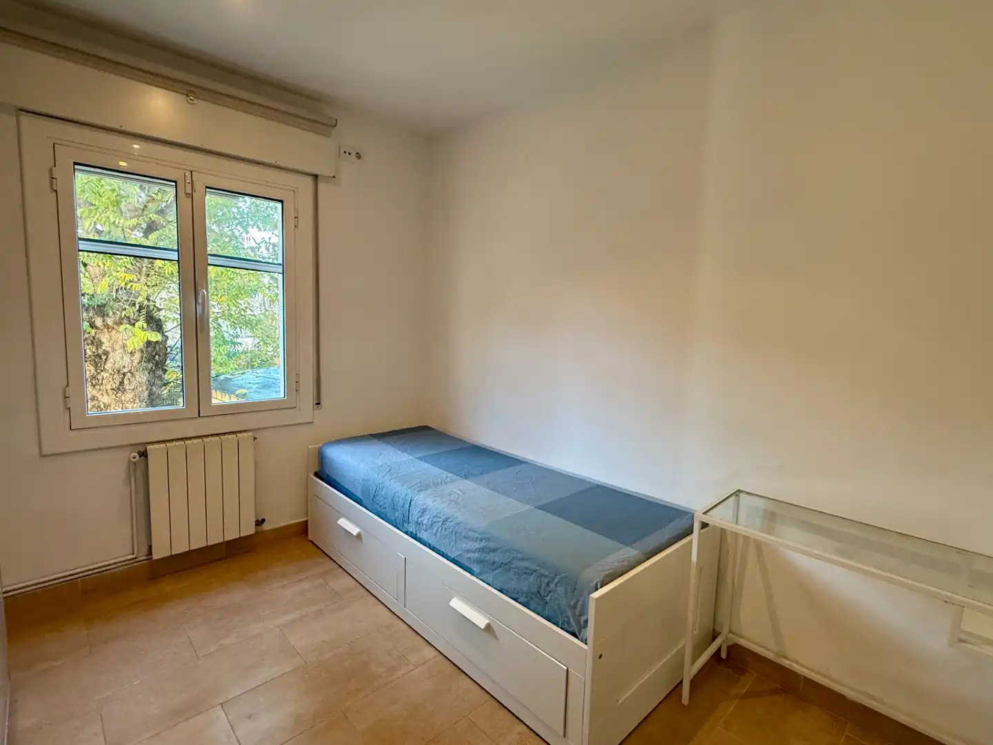 Habitación de Casa adosada en venta en Barcelona con Aire acondicionado, Calefacción y Jardín privado