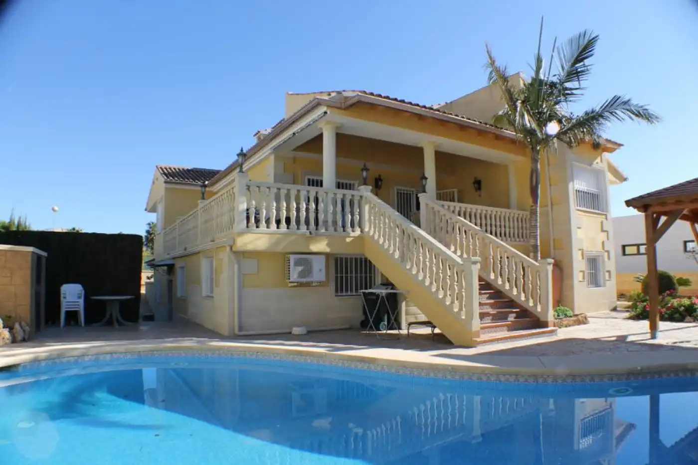 Vista exterior de Casa o chalet en venta en L'Alfàs del Pi con Aire acondicionado, Terraza y Piscina