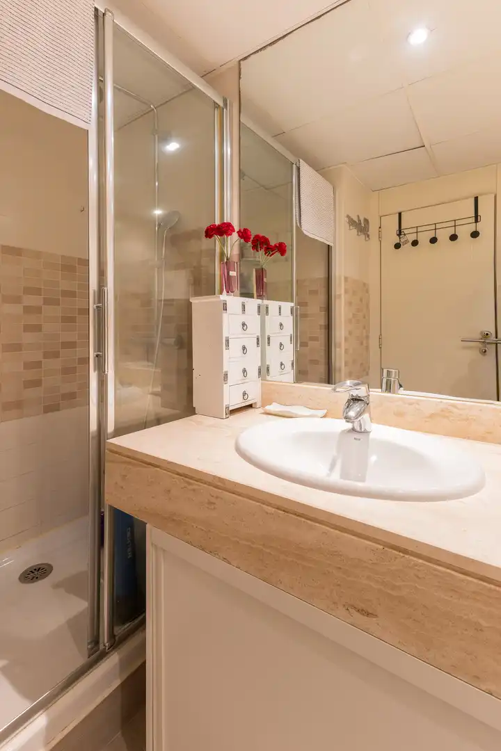 Badezimmer von Wohnungen zum Verkauf in Boadilla del Monte mit Klimaanlage, Heizung und Privatgarten