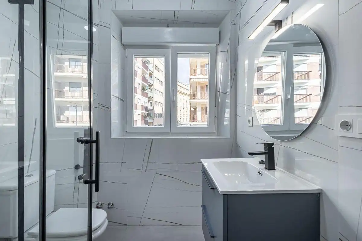 Baño de Piso de alquiler en Granada con Aire acondicionado, Amueblado y Balcón