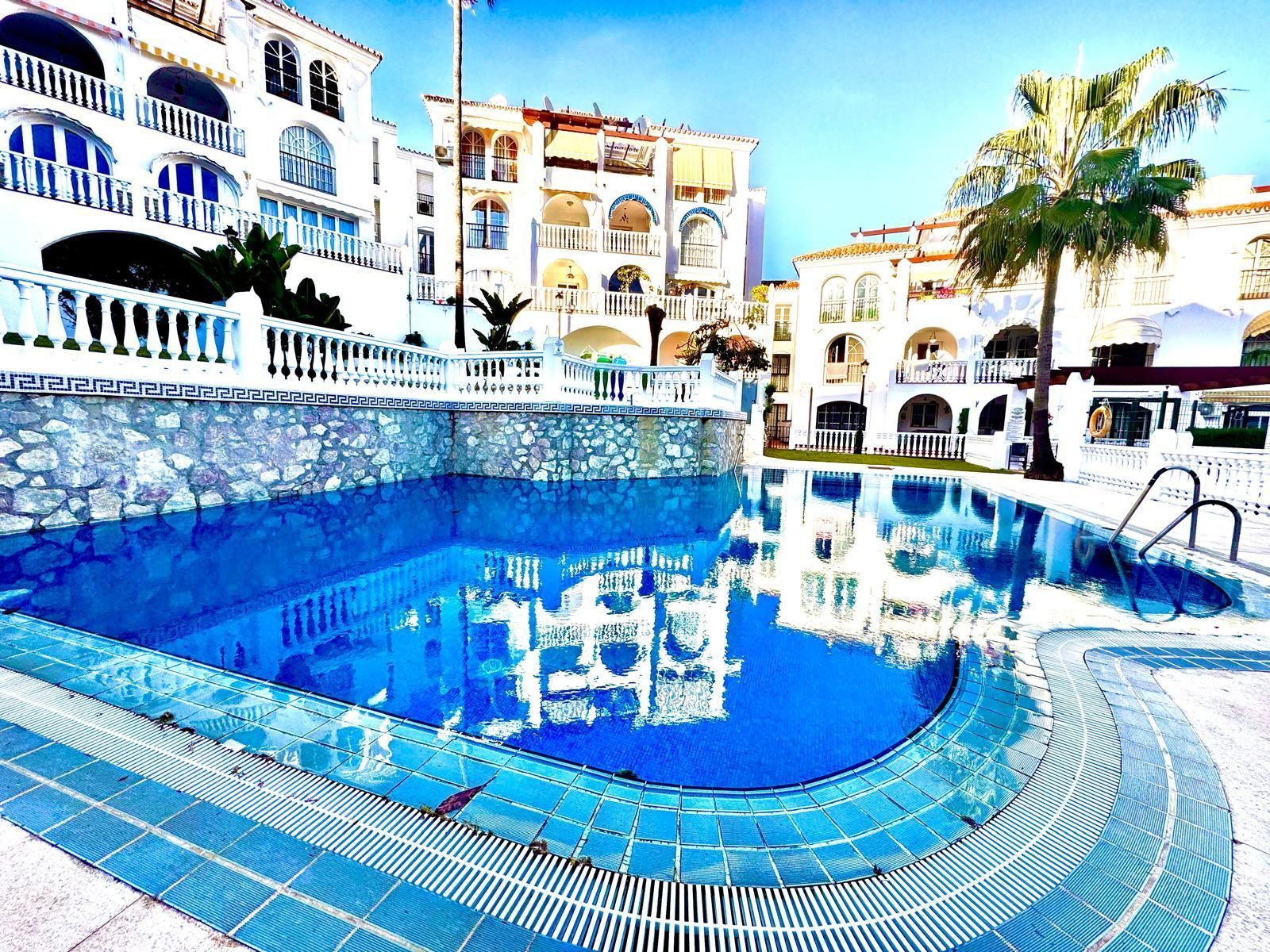 Piscina de Casa adosada en venda en Mijas amb Aire condicionat, Calefacció i Jardí privat