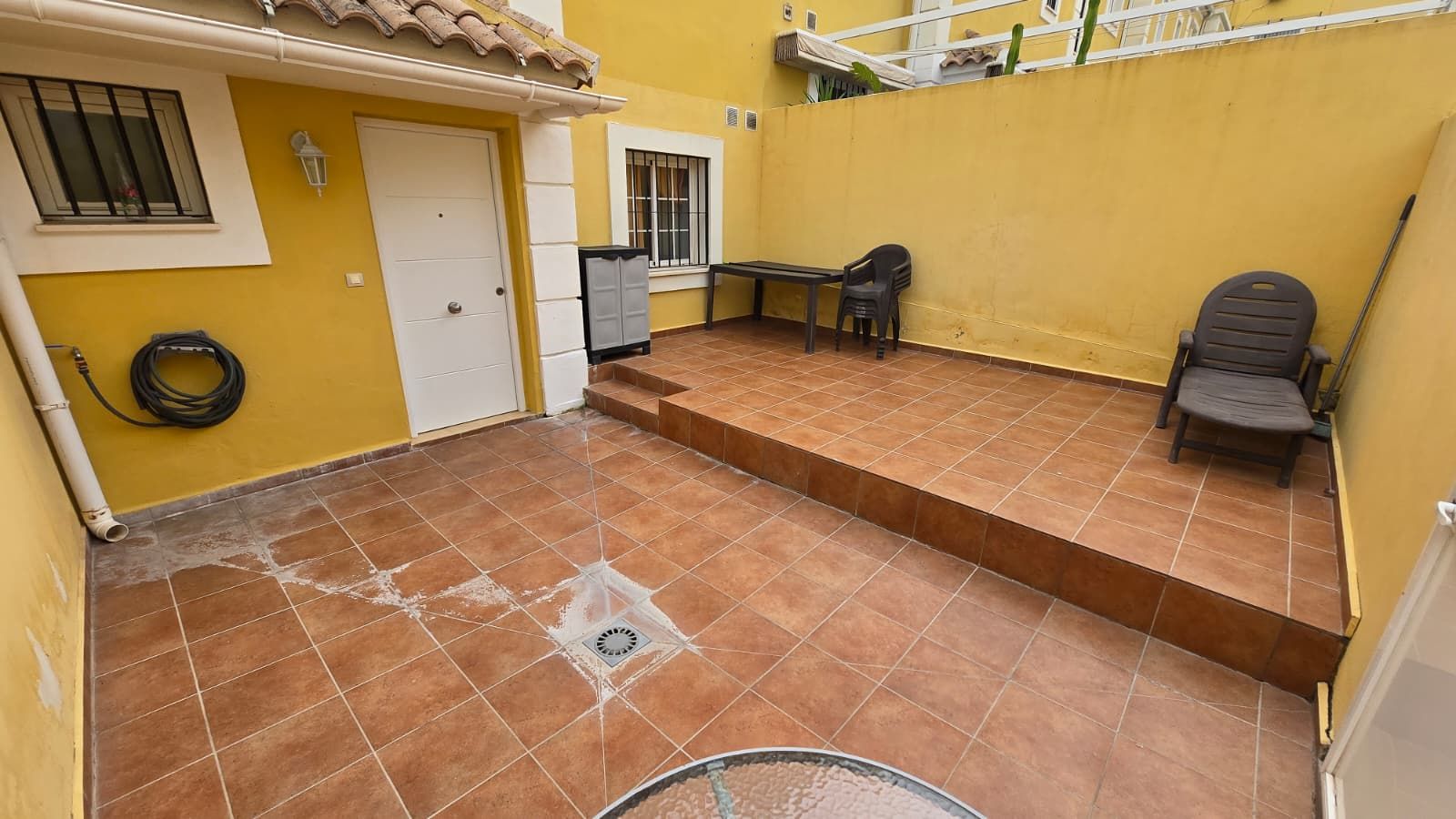 Terrasse von Einfamilien-Reihenhaus zum Verkauf in Alhaurín de la Torre mit Klimaanlage, Terrasse und Abstellraum