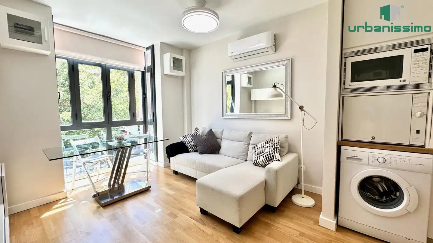 Sala d'estar de Apartament de lloguer en Madrid amb Aire condicionat, Traster i Moblat