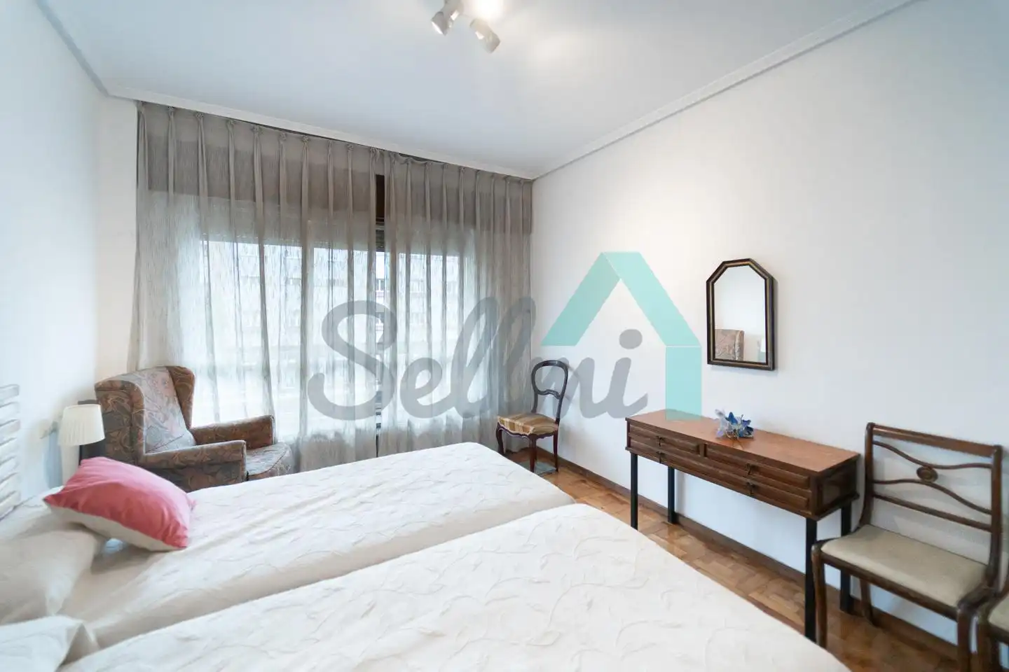 Habitación de Piso en venta en Oviedo  con Calefacción, Parquet y Terraza