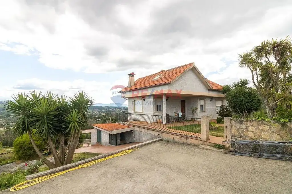 Vista exterior de Casa o xalet en venda en As Neves   amb Calefacció, Jardí privat i Parquet