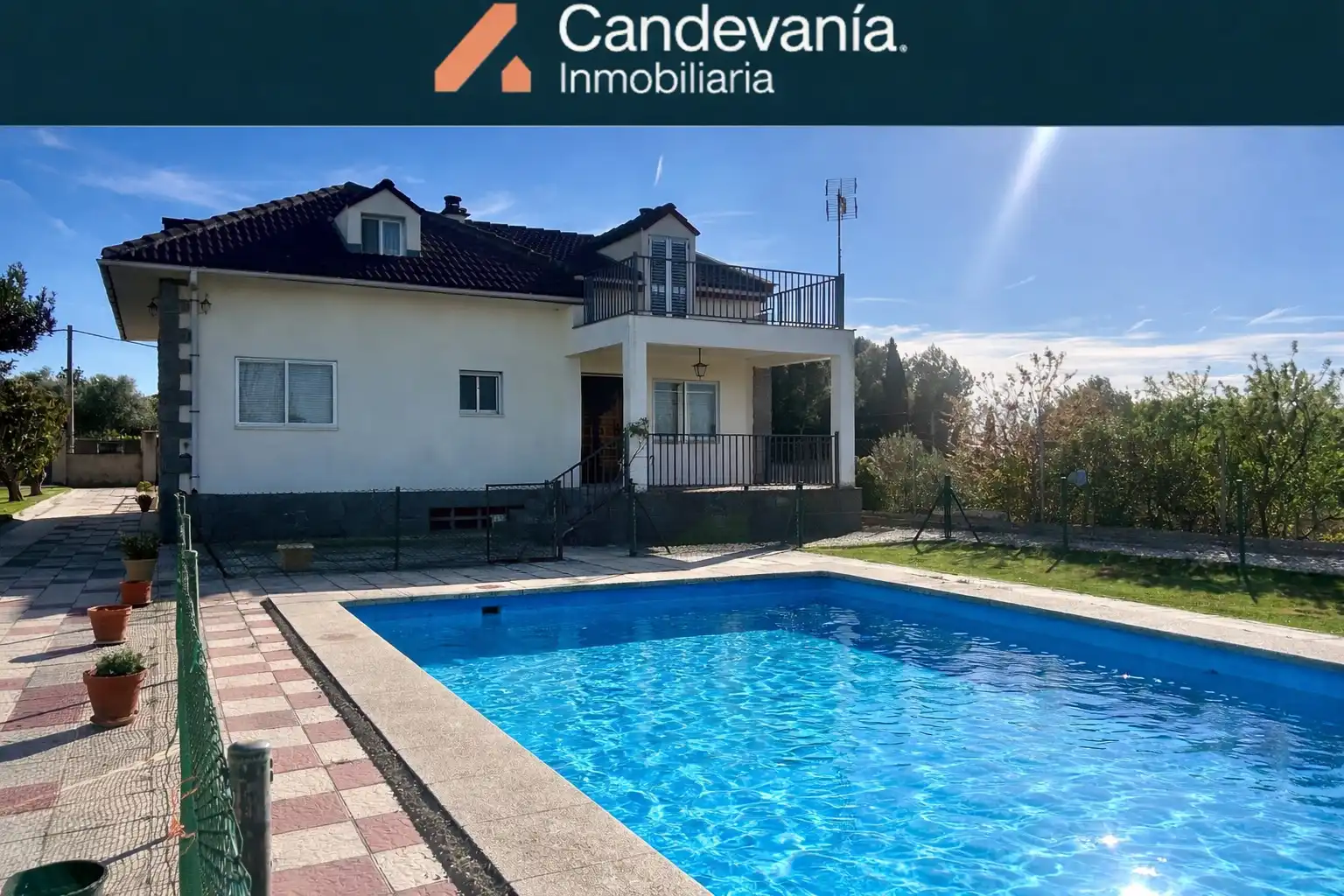 Xalet amb piscina en venda a Calle María Moliner