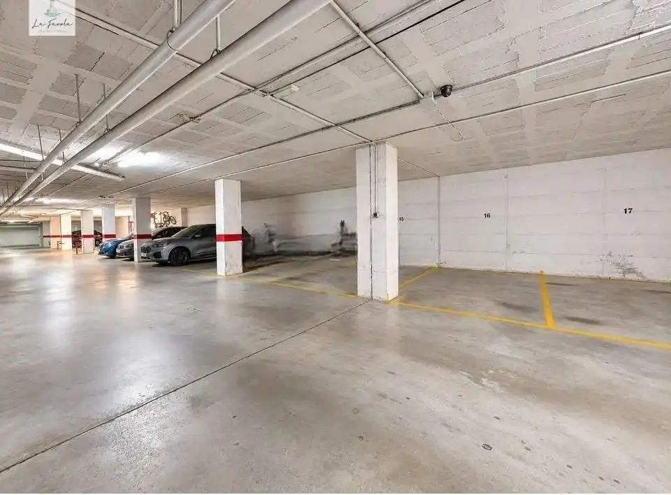 Individuel avec ascenseur à louer à Calle Franz Kafka