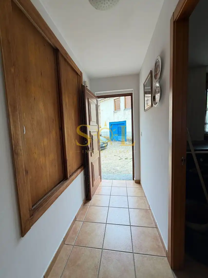 Casa o xalet en venda en Los Barrios de Luna  amb Calefacció i Moblat