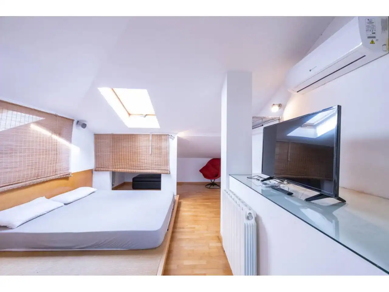 Bedroom of Flat for sale in Girona  with Air Conditioner, Heating and Parquet flooring