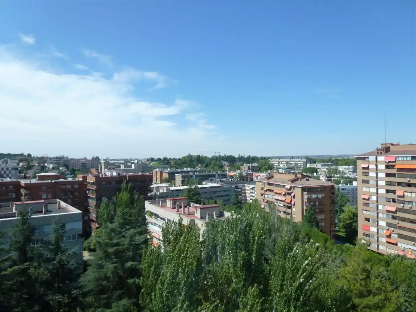 Außenansicht von Wohnung zur Miete in  Madrid Capital mit Klimaanlage und Schwimmbad