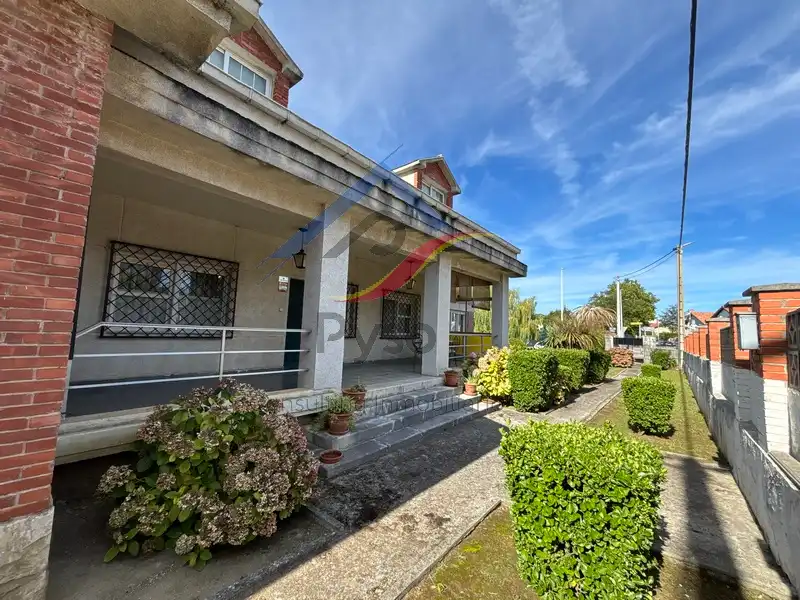 Vista exterior de Casa o xalet en venda en Piélagos amb Calefacció, Jardí privat i Parquet