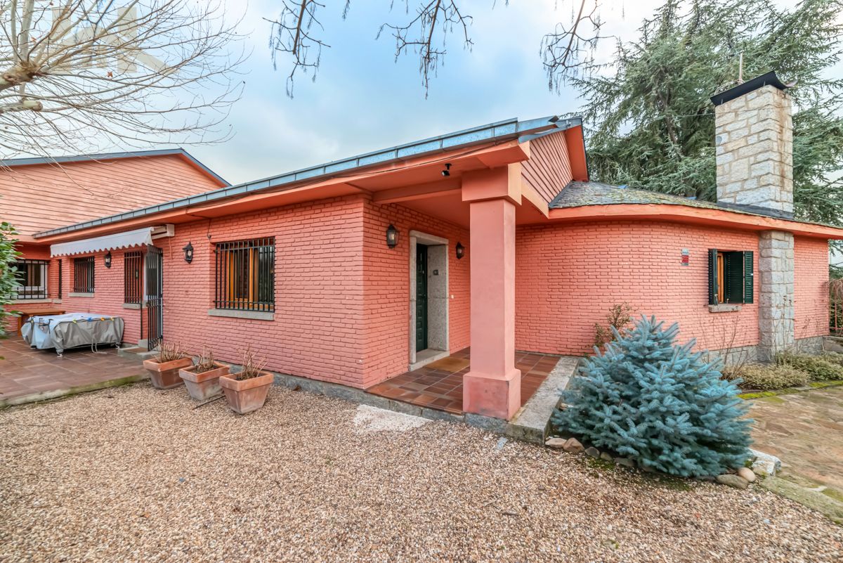 Exterior view of House or chalet for sale in El Escorial  with Heating, Private garden and Terrace