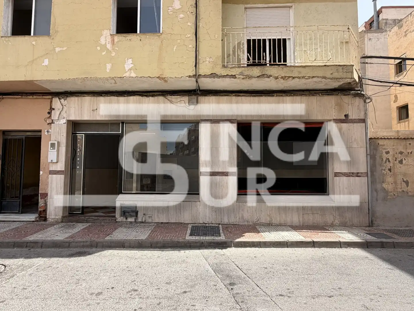 Local comercial en venta en Avenida Luis Buñuel 6