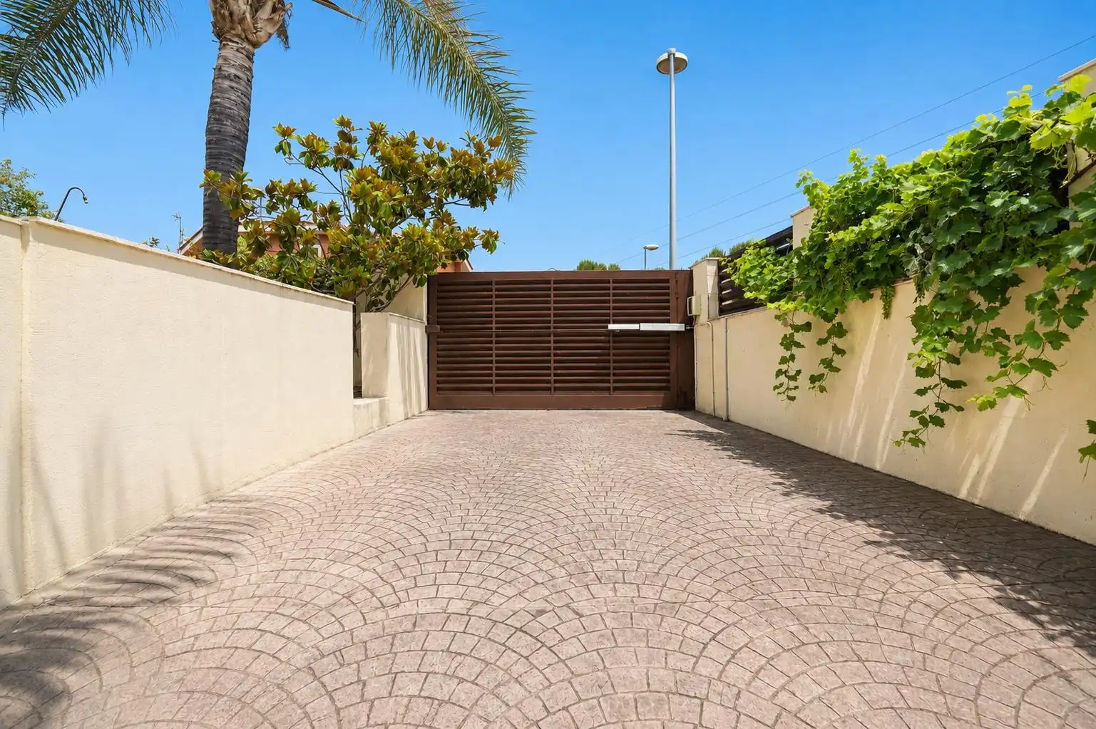 Vista exterior de Casa o xalet en venda en Cambrils amb Aire condicionat, Calefacció i Jardí privat