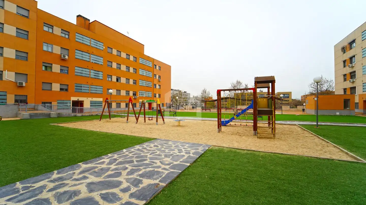 Vista exterior de Planta baja en venta en Alcorcón con Calefacción, Trastero y Piscina comunitaria