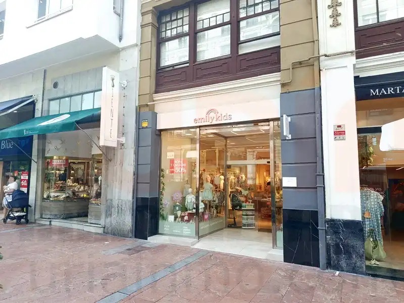 Local comercial en traspàs a Calle Milicias Nacionales 3