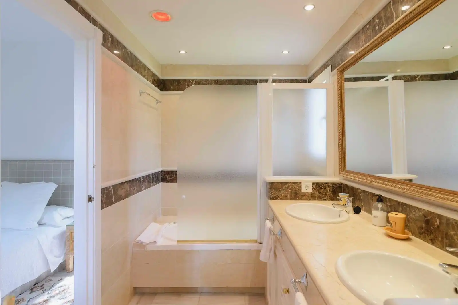 Bany de Casa o xalet de lloguer en Marbella amb Jardí privat, Terrassa i Piscina