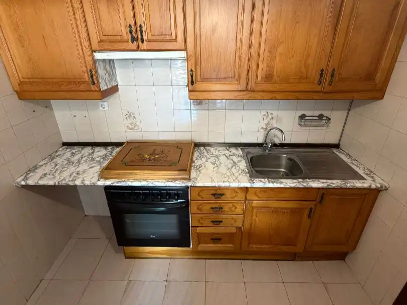 Cuina de Apartament en venda en A Coruña Capital  amb Parquet, Traster i Moblat