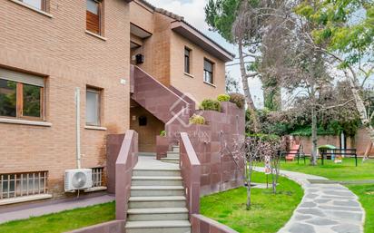 Vista exterior de Pis en venda en La Moraleja amb Aire condicionat, Piscina i Balcó