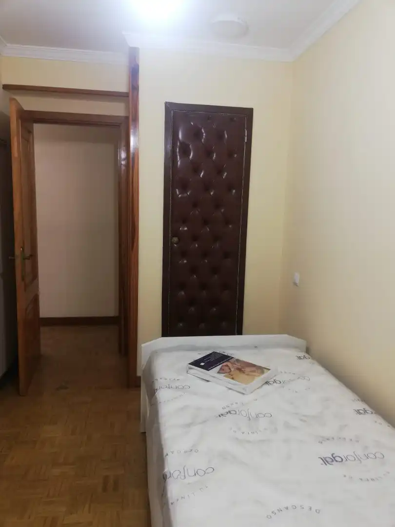Dormitori de Pis de lloguer en Santiago de Compostela  amb Calefacció, Parquet i Moblat