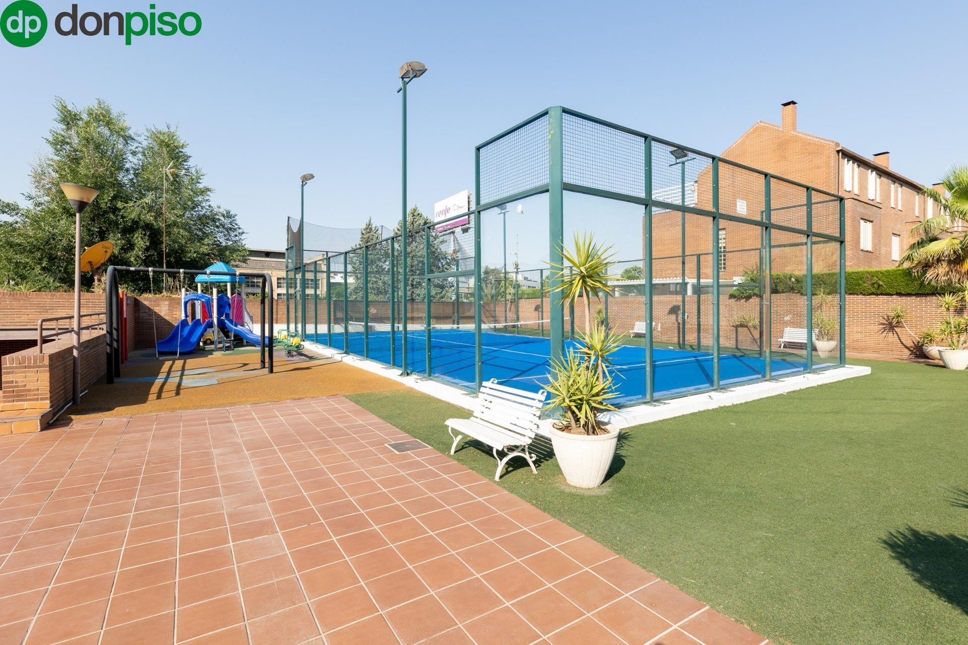 Schwimmbecken von Einfamilien-Reihenhaus zum Verkauf in  Granada Capital mit Klimaanlage, Heizung und Privatgarten