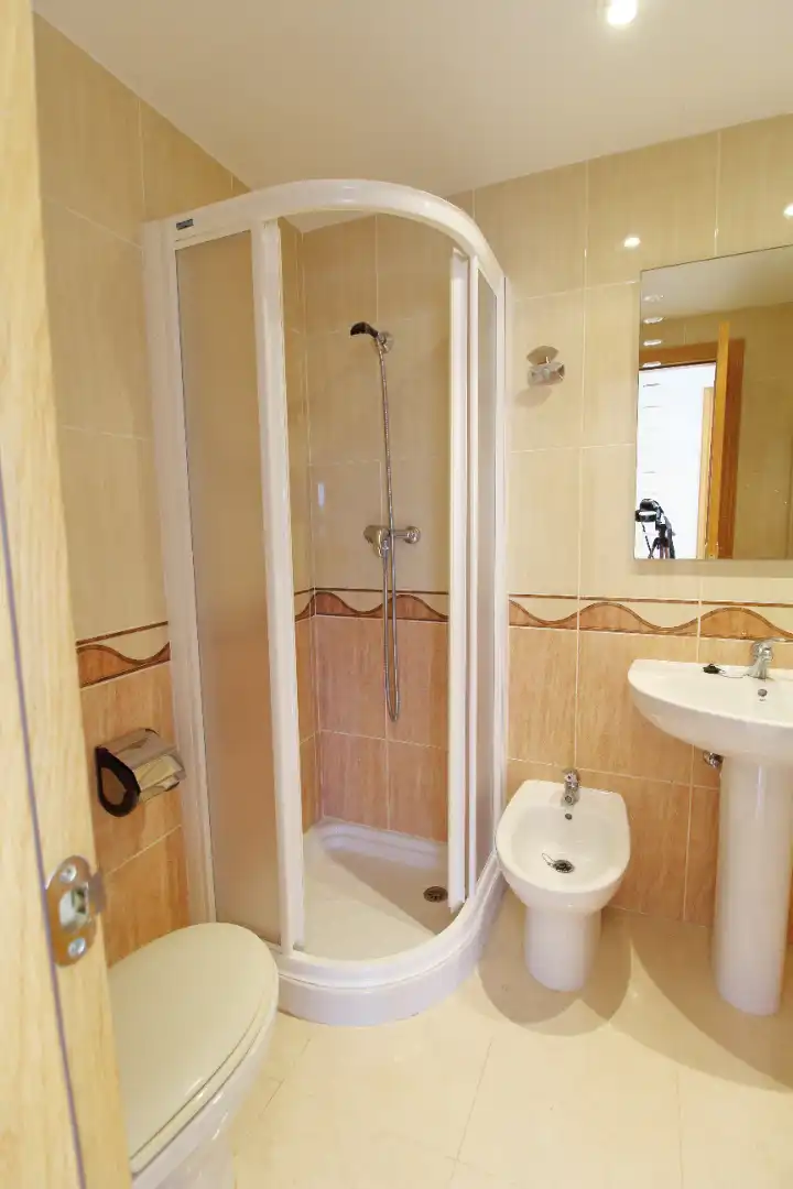 Bany de Apartament en venda en Oropesa del Mar / Orpesa amb Terrassa, Piscina i Moblat